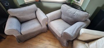 Twee comfortabele grijze fauteuils