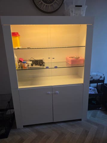 Witte hoogglans kast met verlichting - gratis af te halen