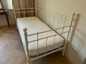 Ikea wit metalen eenpersoonsbed met matras