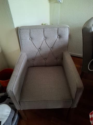 4 eettafel stoelen 2 met leuning 2 zonder 1 heeft een vlek