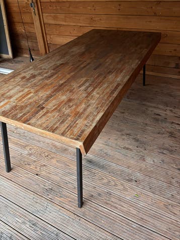 Robuuste houten eettafel met metalen poten