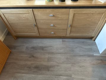 Nette gebruikte kast met lades en deuren. Gratis.
