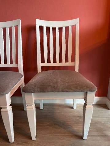 3 witte houten eetkamerstoelen met lichtgrijze bekleding