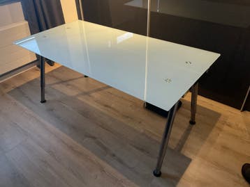 Bureautafel met glazen blad