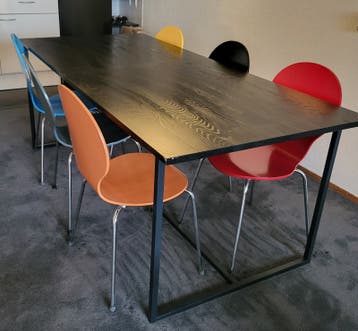 Zwarte Eetkamertafel (en eventueel stoelen)