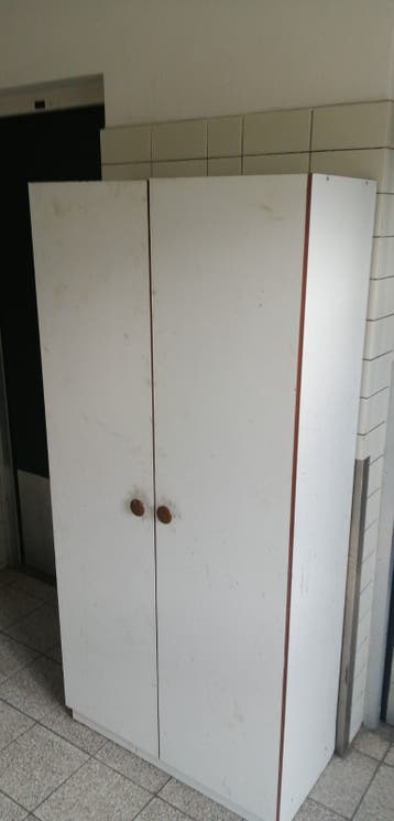 Gratis kast voor de berging - Hoogte circa 170cm
