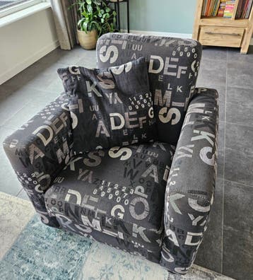 zwarte fauteuil met grijze opdruk