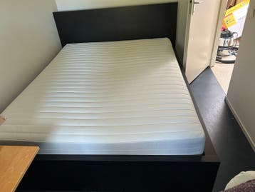 Tweepersoonsbed met lattenbodem en matras