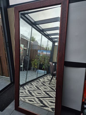 Grote spiegel met houten lijst