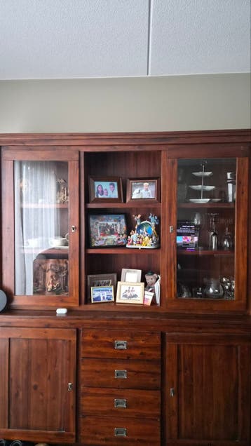 gratis houten vitrinekast met lades en deuren