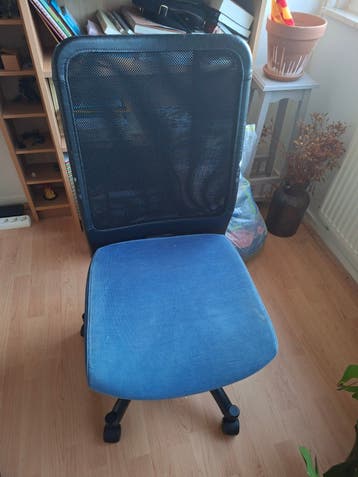 GRATIS - Blauwe bureaustoel met wieltjes