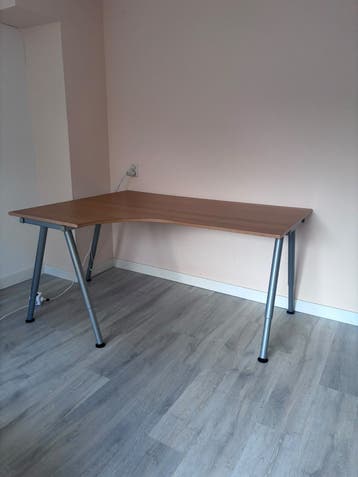 IKEA Bureau met in hoogte verstelbare poten