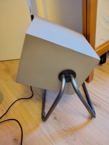 Gratis vloerlamp betonlook