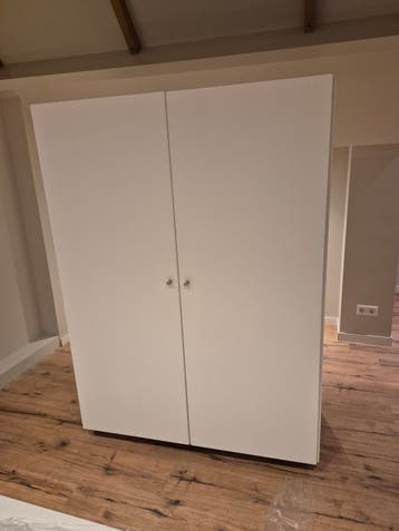 Witte kledingkast met hangruimte en legplank