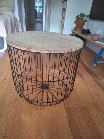 Ronde bijzettafel met houten blad en metalen mand