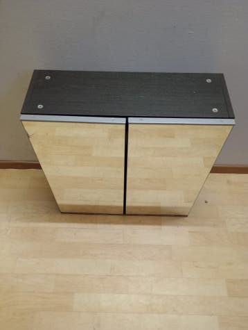 Spiegelkast met kleine barst