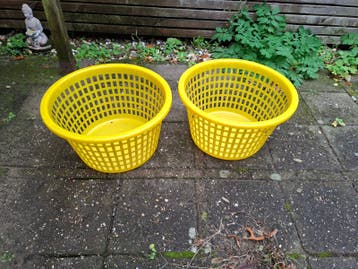2 gele plastic wasmanden