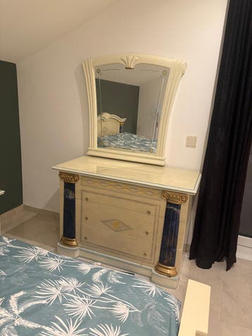 Tweepersoonsbed met commode en spiegel, zonder nachtkastjes