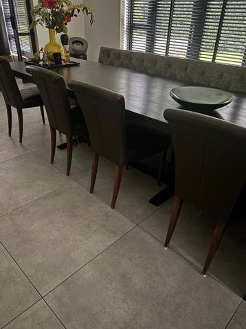 6 donkerbruine leren eetkamerstoelen - Van der Meijs