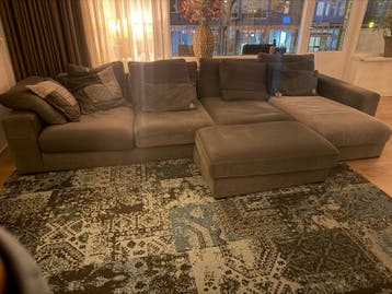 Grote hoekbank met chaise longue en poef