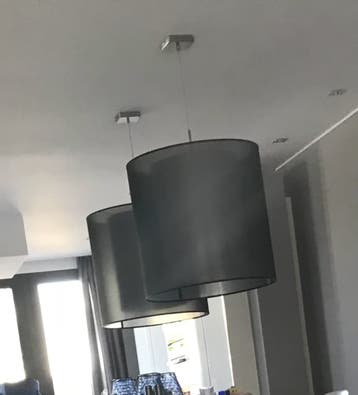 2 donkergrijze lampenkappen (60x60 cm) met vlekken
