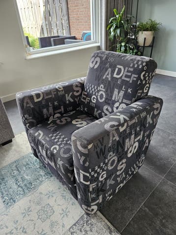 Comfortabele fauteuil met alfabetprint (80x80 cm)