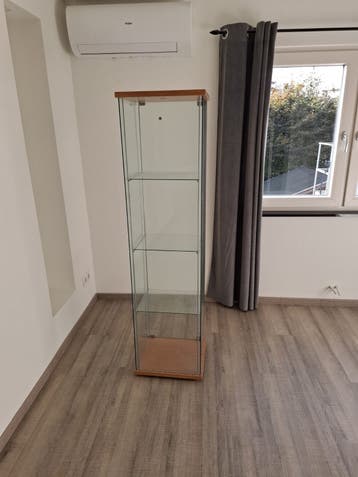 Glazen vitrinekast met houten accenten