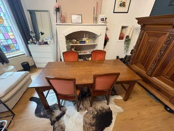 Robuuste houten eettafel (Leiden)
