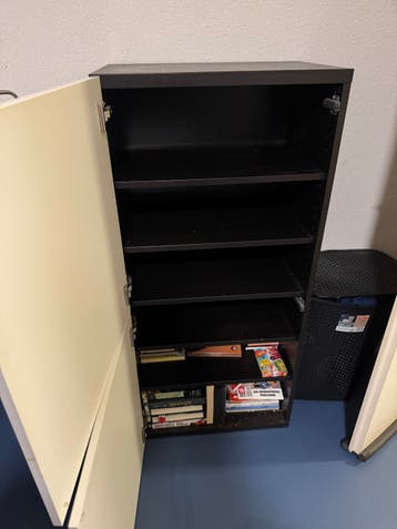 Zwarte kast met witte deuren - Boeken/Opbergkast
