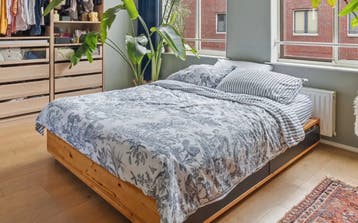 Houten tweepersoonsbed met opbergruimte