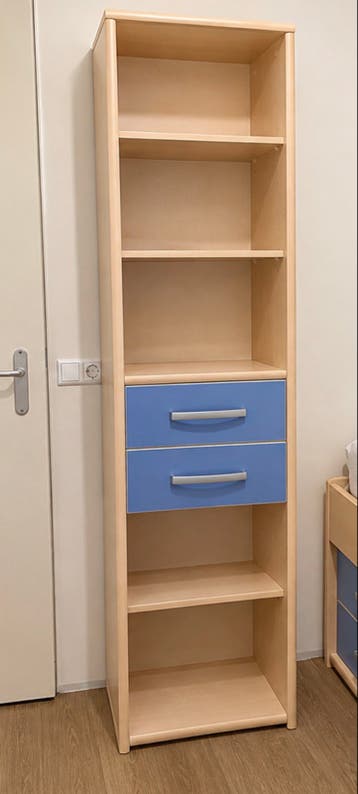 Hoge boekenkast met lades
