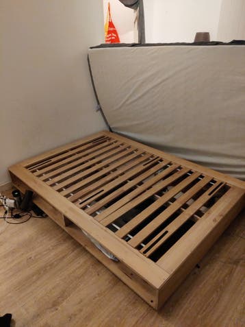 Stevig bedframe 140x200 met twee lades - gratis af te halen