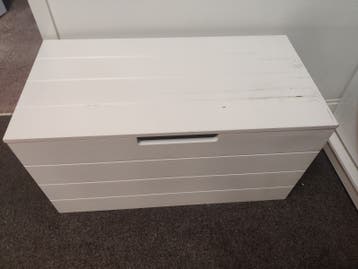 Gebruikte witte opbergkist / speelgoedkist met deksel
