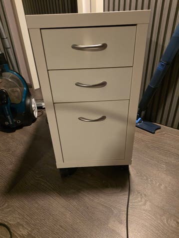 Gratis ladekastje met 3 laden en gebruikssporen
