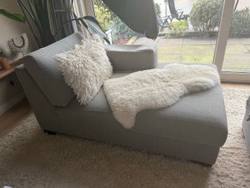 Comfortabele grijze chaise longue