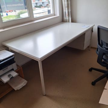 Bureau 100x200 met lades - kleine beschadiging