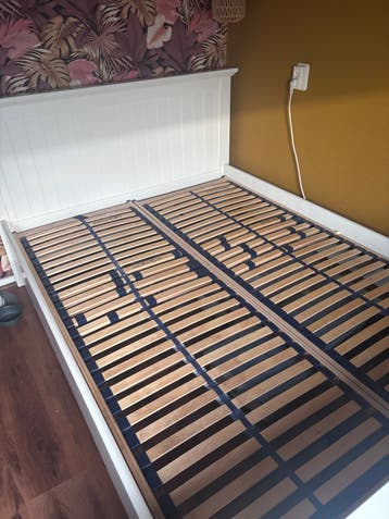 Gratis Tweepersoonsbed wit met lattenbodems