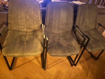Gratis af te halen stoelen met gebruikssporen