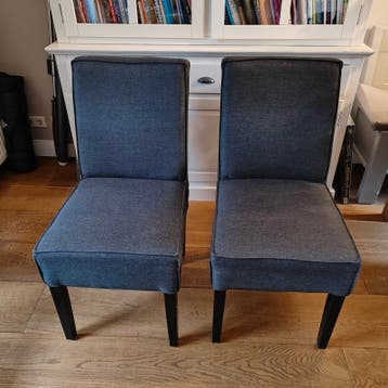 Gratis Twee nette donkergrijze eetkamerstoelen
