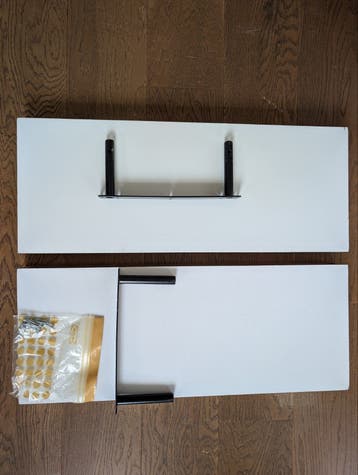 Gratis! Twee witte IKEA plankjes