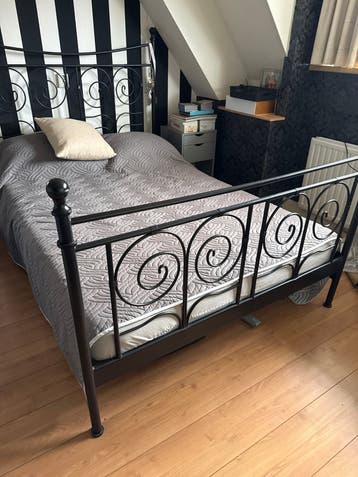 Zwart metalen bedframe - twijfelaar