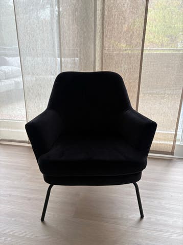 Zwarte fluwelen fauteuil met metalen poten