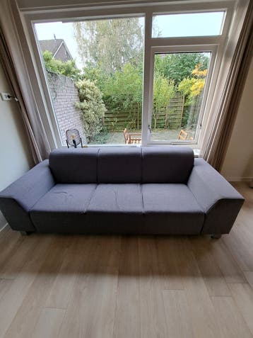 GRATIS Comfortabele grijze driezitsbank