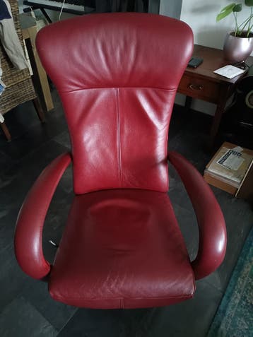 Comfortabele rode relaxfauteuil met lichte gebruikssporen