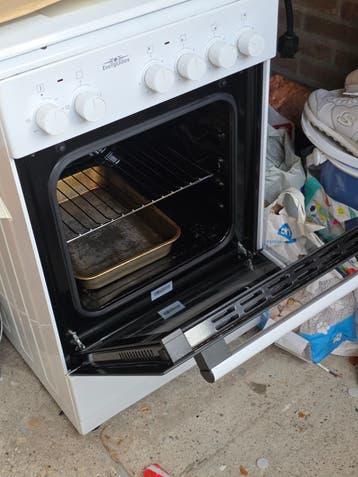 Elektrisch fornuis met oven (defecte knop)