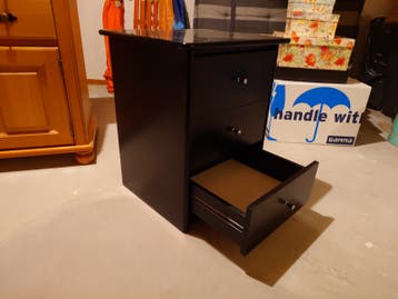 Zwart nachtkastje met 3 lades