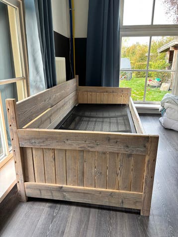 Steigerhouten bed met uitschuifbaar logeerbed