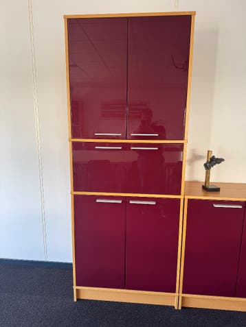 Moderne kastenset met bordeauxrode deuren