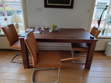 Tafel met 3 nette stoelen