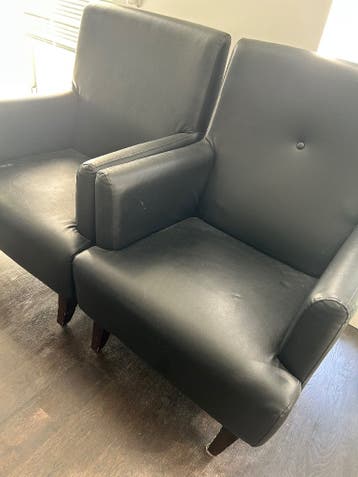 Twee comfortabele zwarte fauteuils